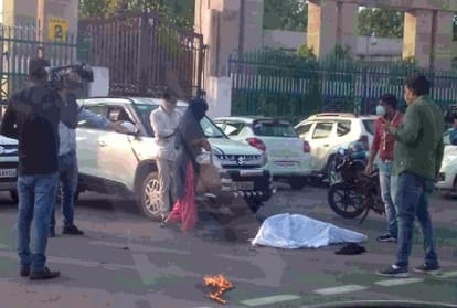 Mother daughter tries self immolation in front of lok bhawan in lucknow sho jamo inspector and 2 constable suspend