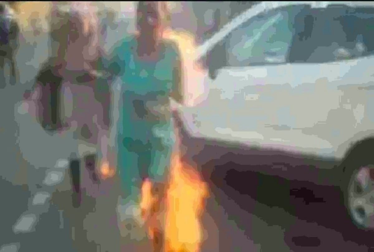 Mother daughter tries self immolation in front of lok bhawan in lucknow sho jamo inspector and 2 constable suspend