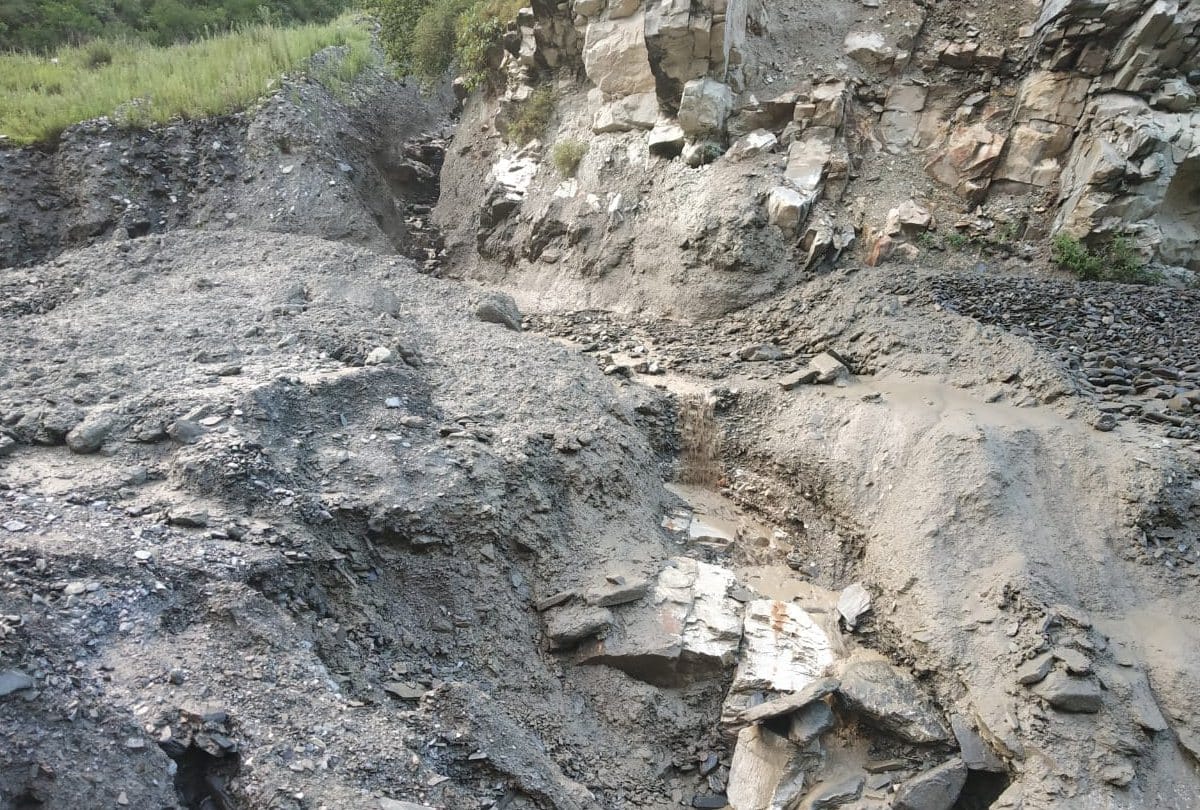 Himachal News: Larji Sainj Road blocked due to Flood in Pagalnala Kullu
