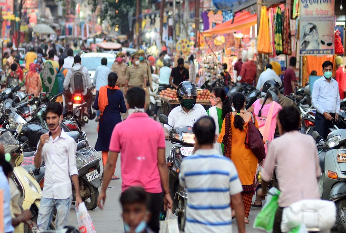 prayagraj  the crowd of those who bought the goods needed before the 55 hour ban