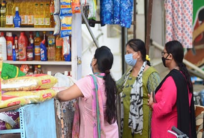 prayagraj  the crowd of those who bought the goods needed before the 55 hour ban