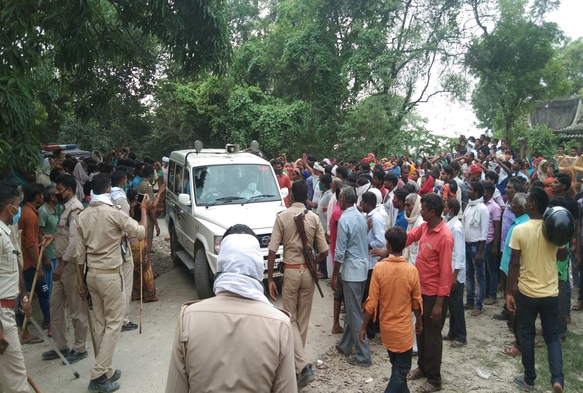 Prayagraj News: Ruckus after death of injured man in Prayagraj, stone pelted on police