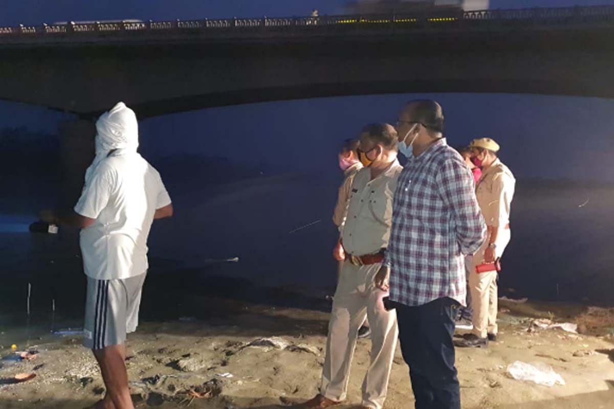 Three teenager sank into yamuna river in Baghpat, man saved two