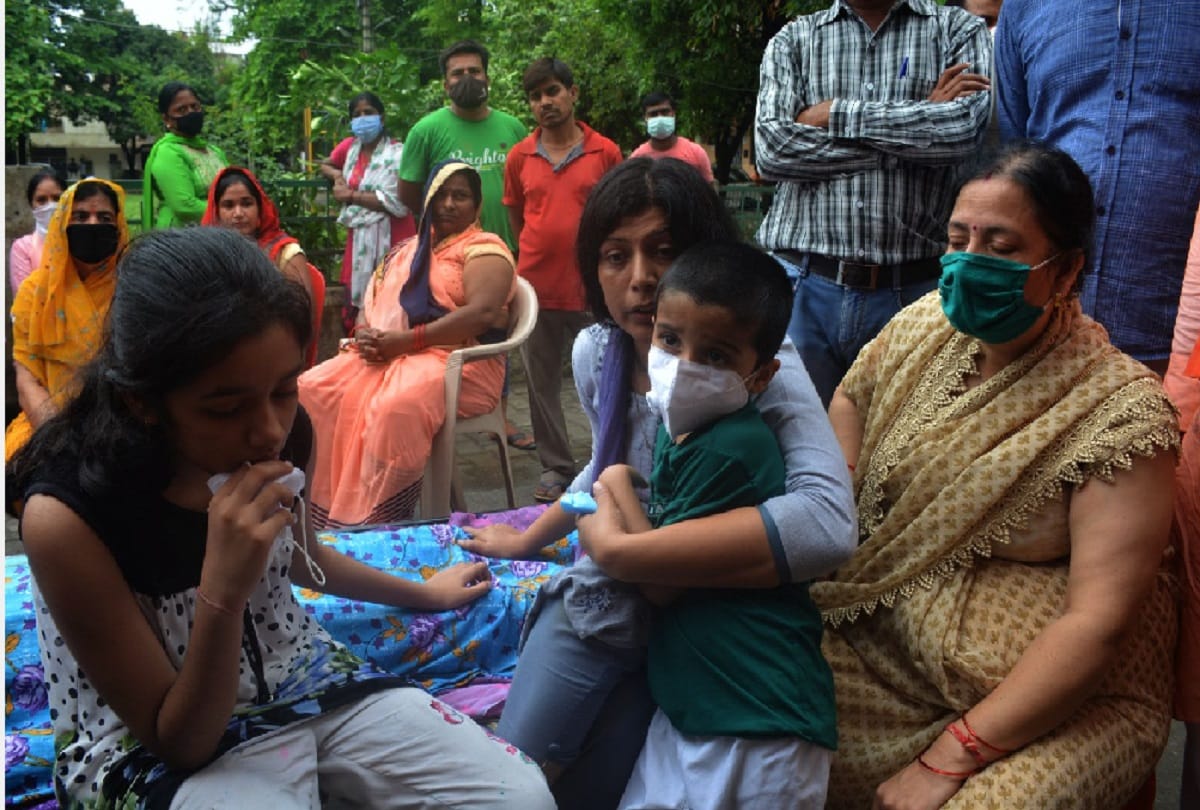 Water entered Moradabad homes in the first monsoon rain