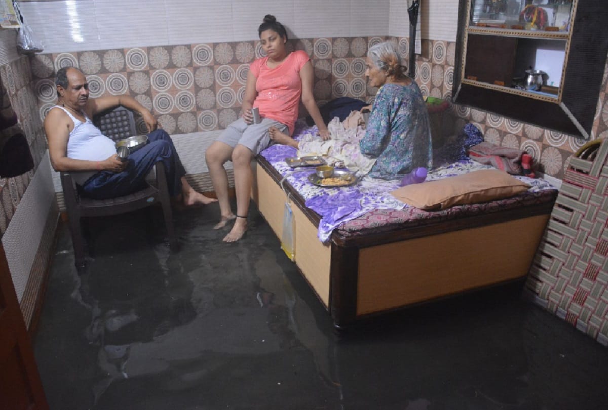 Water entered Moradabad homes in the first monsoon rain