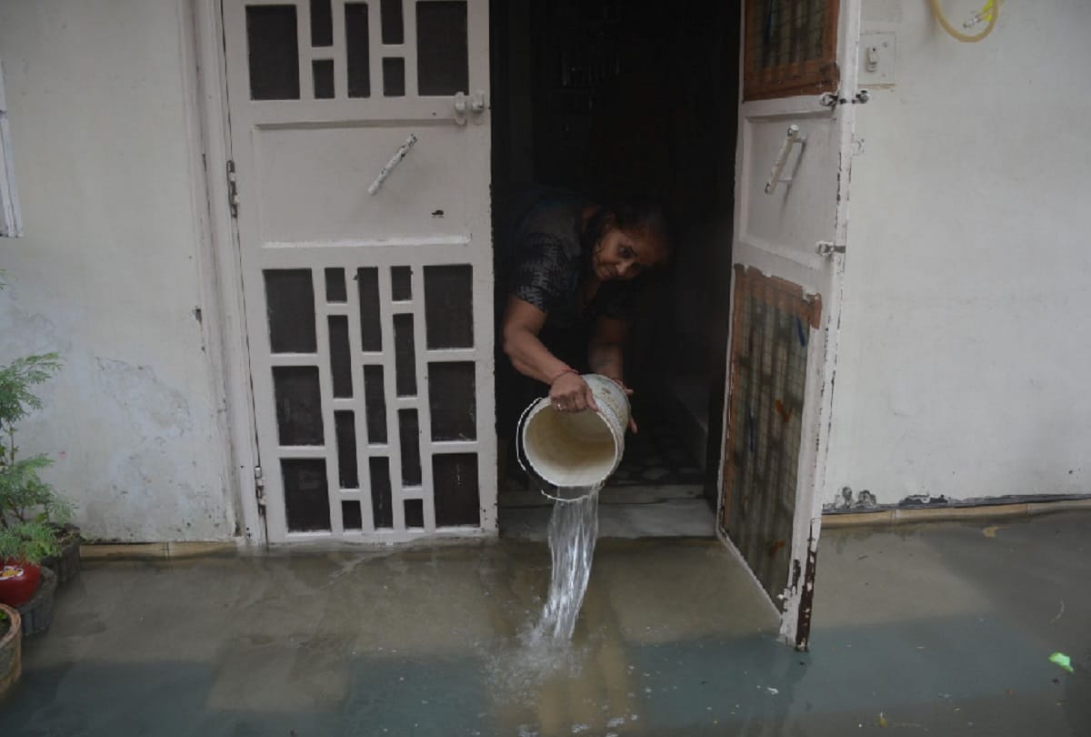 Water entered Moradabad homes in the first monsoon rain
