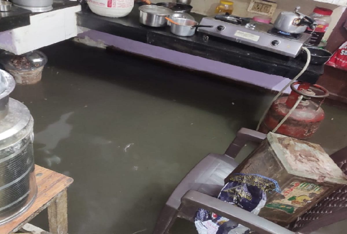 Water entered Moradabad homes in the first monsoon rain