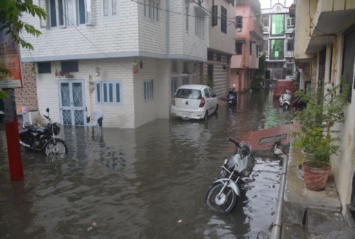 Water entered Moradabad homes in the first monsoon rain