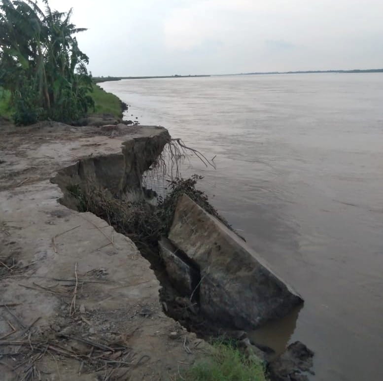 The water level of Ghaghra started increasing on both the gauges