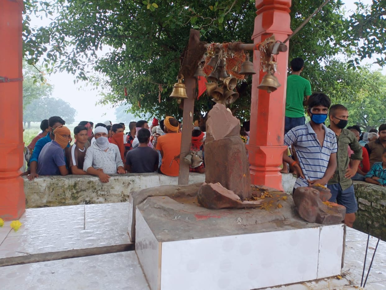 Mischievous elements broke Dih Baba's statue, angry people
