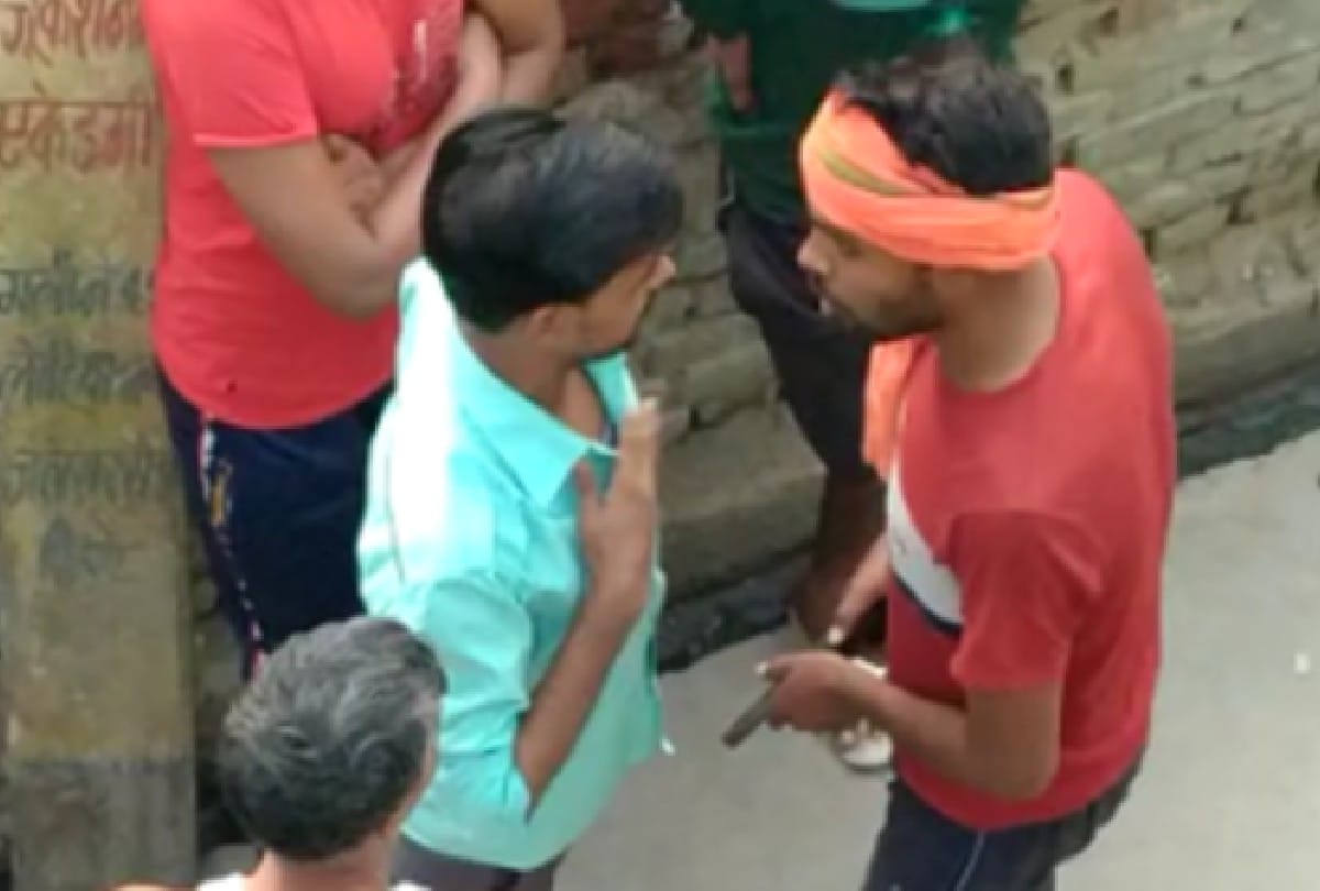young man spread panic by showing illegal pistol in firozabad