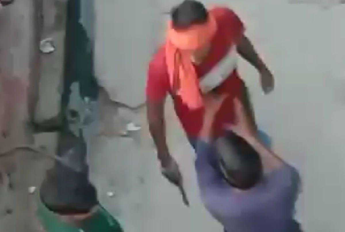 young man spread panic by showing illegal pistol in firozabad