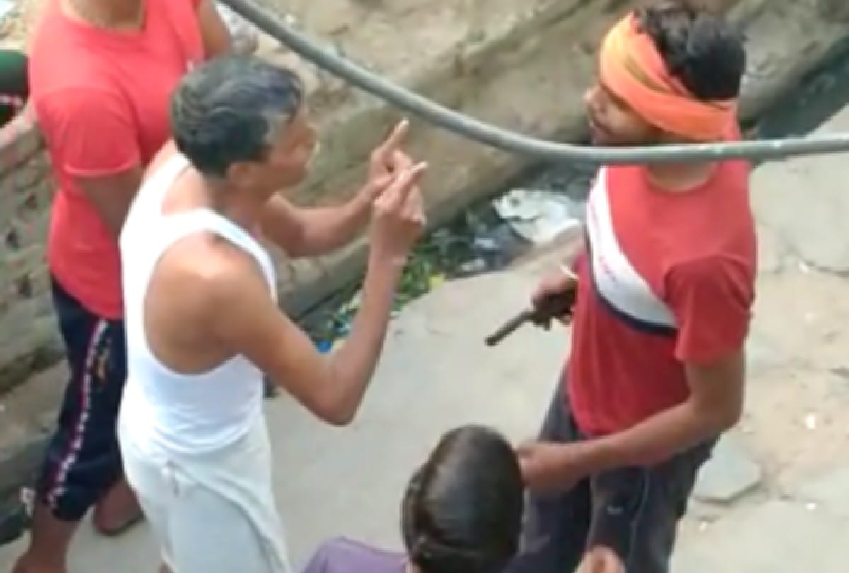 young man spread panic by showing illegal pistol in firozabad