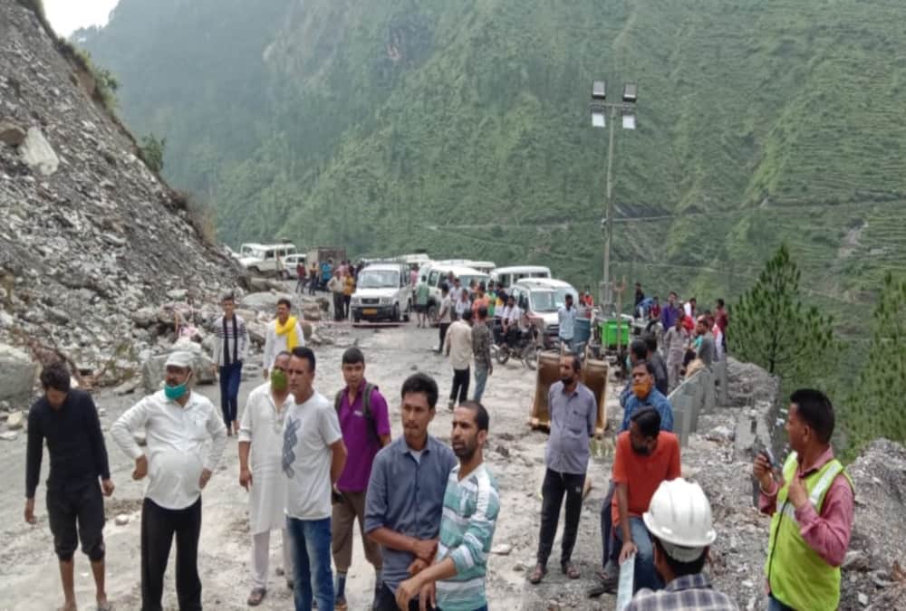 Badrinath highway closed from two days, stones falling continuously from Rock, passengers Stuck