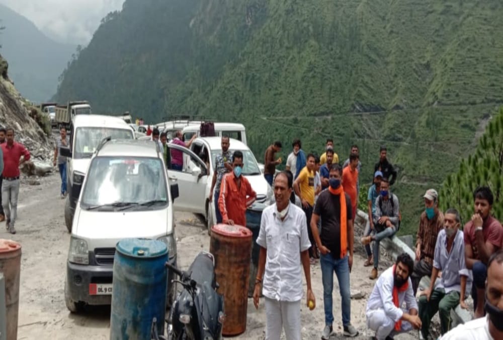 Badrinath highway closed from two days, stones falling continuously from Rock, passengers Stuck
