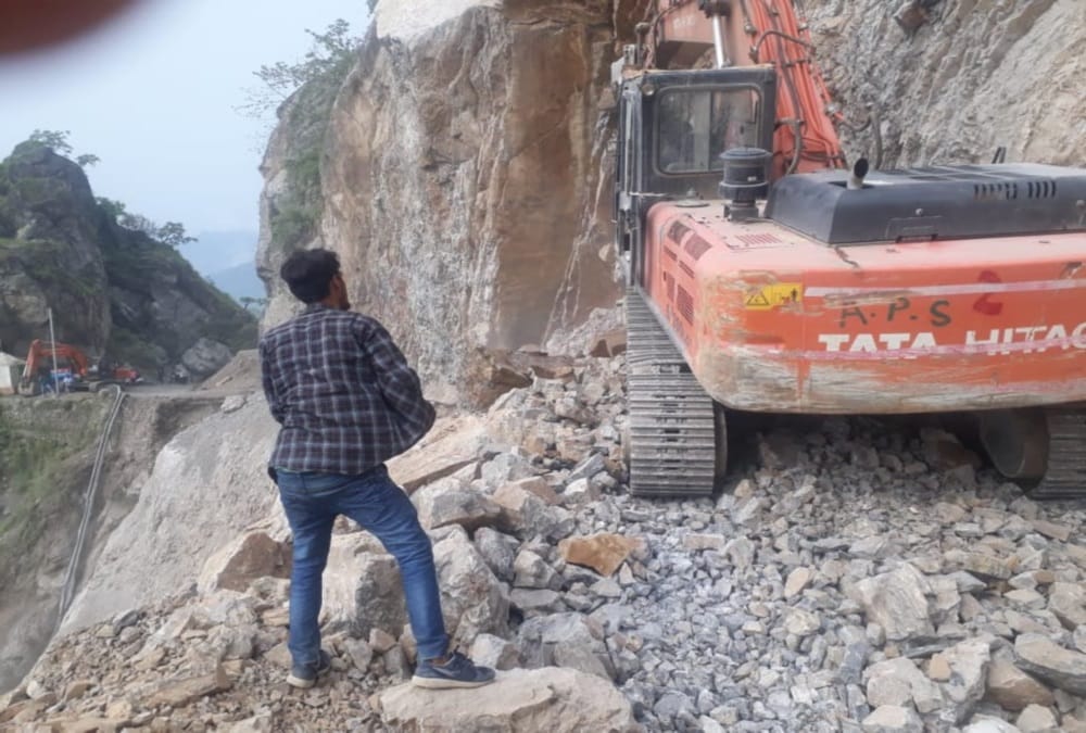 Badrinath highway closed from two days, stones falling continuously from Rock, passengers Stuck