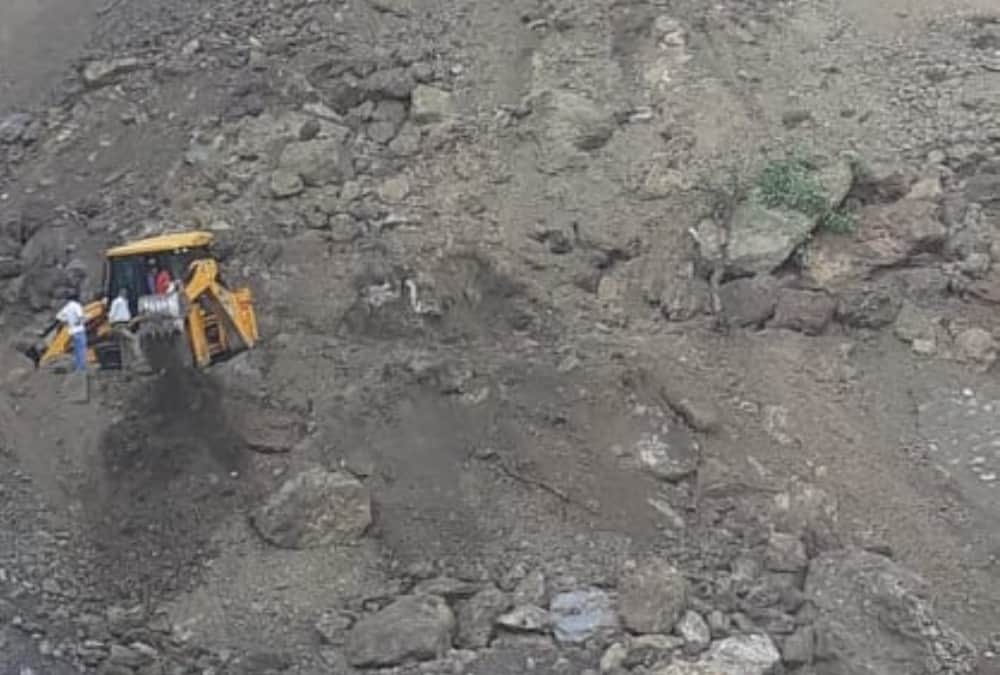 Badrinath highway closed from two days, stones falling continuously from Rock, passengers Stuck