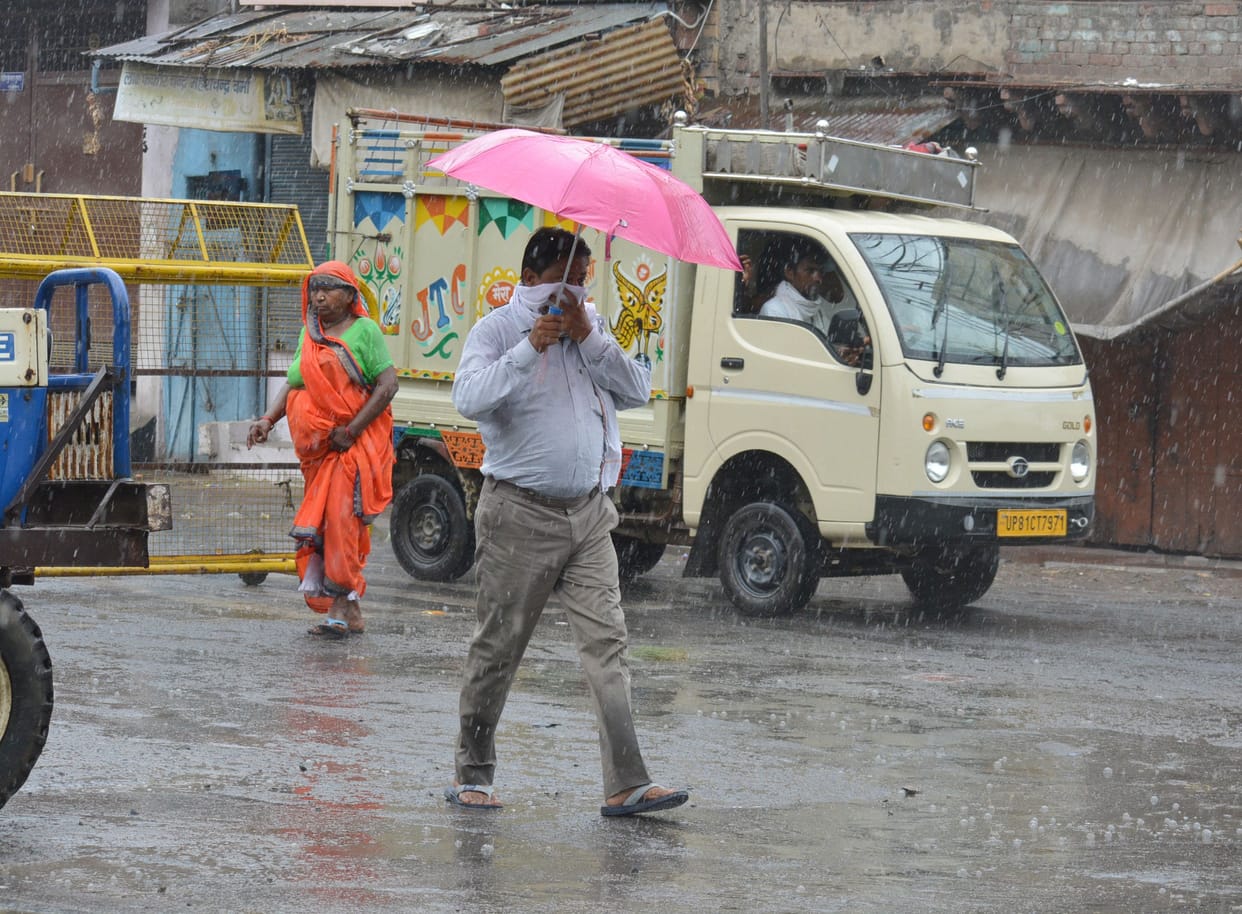 Aligarh: Rain in the city, humid in the countryside