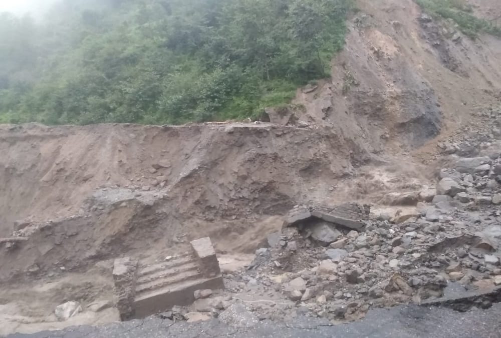 Disaster in Pithoragarh Uttarakhand : Munsiyari village in danger, villagers in fear and spend night in cave