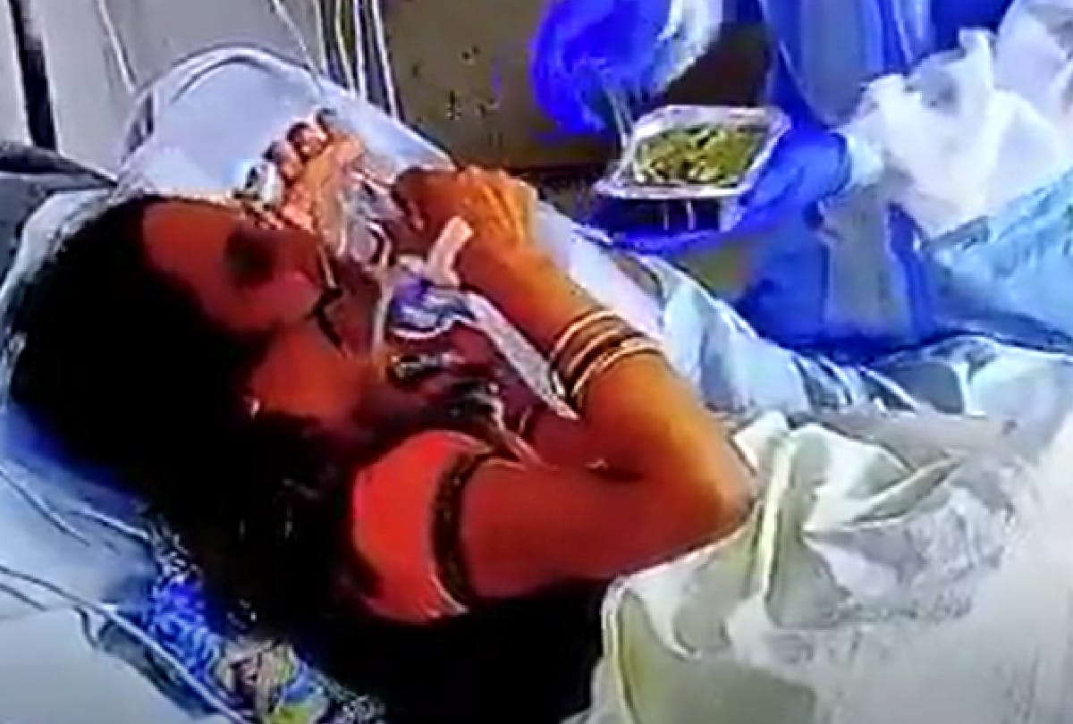 corona warrior food fed to the patient with his hands in Covid ICU of sn medical college agra