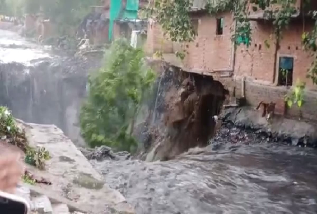Heavy rain in Delhi many slum houses drowns in different areas