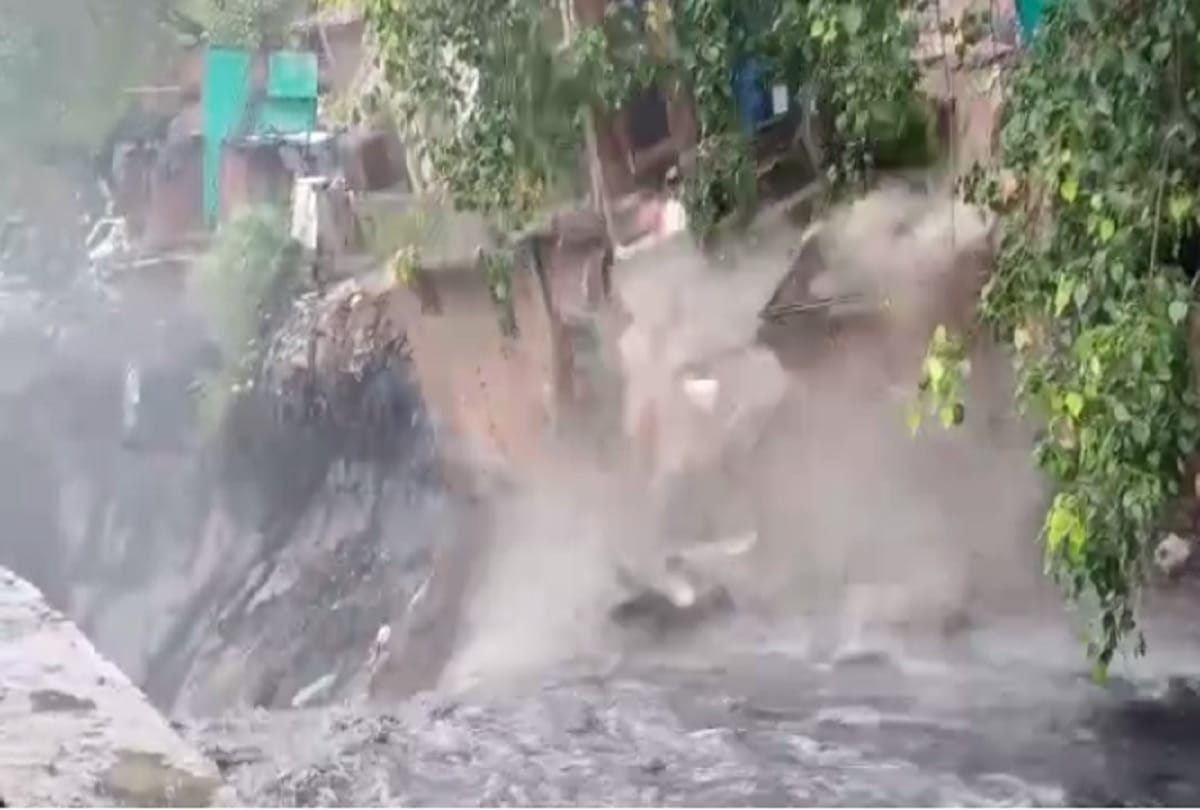 Heavy rain in Delhi many slum houses drowns in different areas
