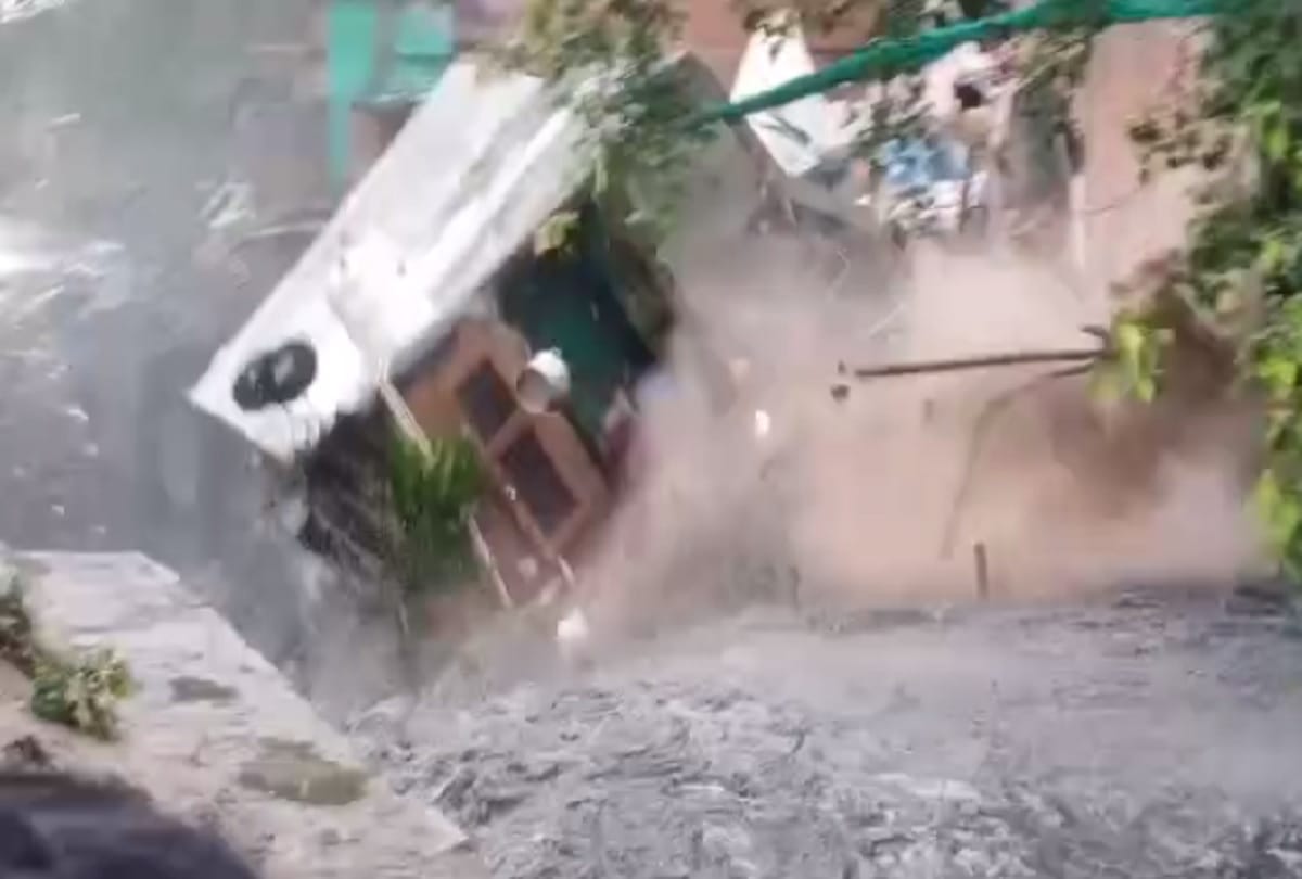 Heavy rain in Delhi many slum houses drowns in different areas