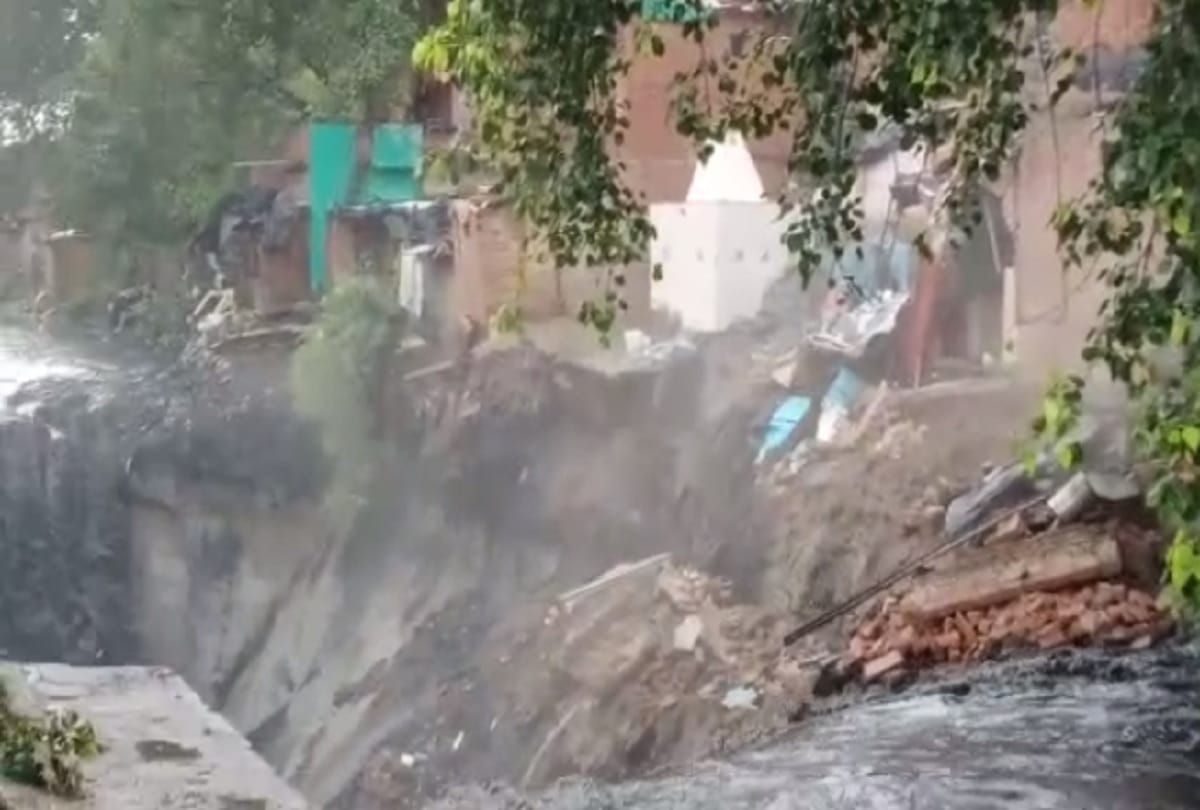 Heavy rain in Delhi many slum houses drowns in different areas