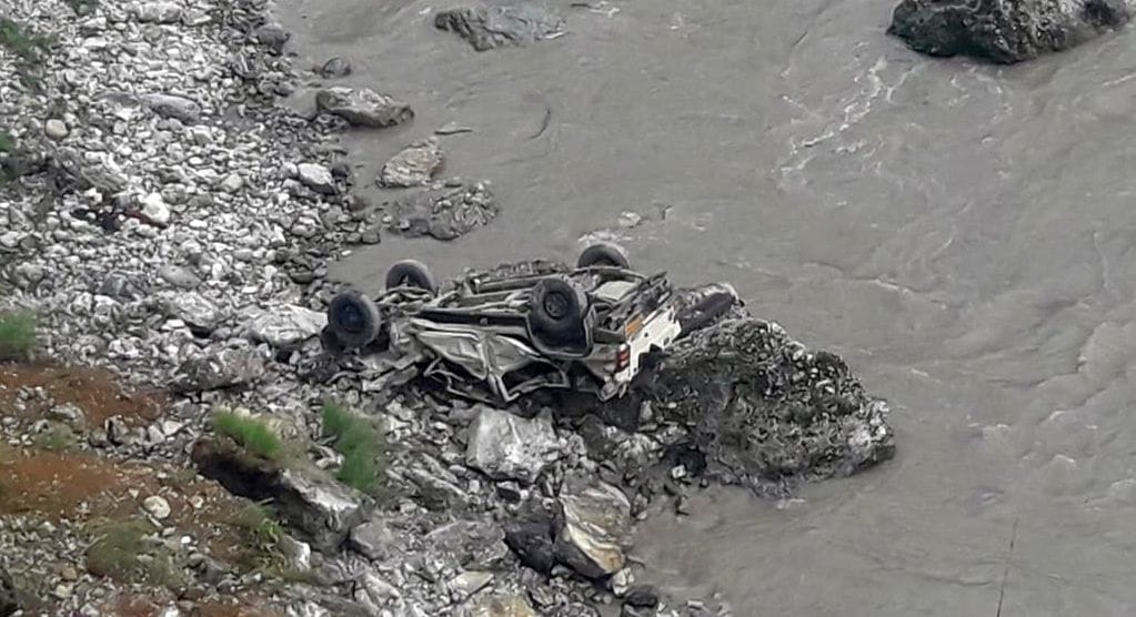 Jeep fell on the banks of the river after the boulders fell from the hill