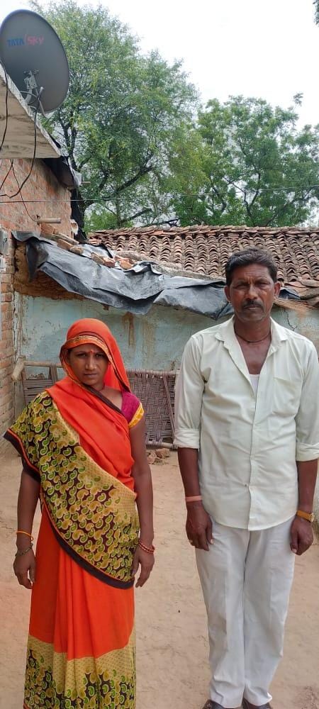 The miscreants looted the couple on the strength of the gun