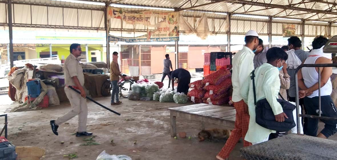 Vegetable shopkeepers confronted with officers for removing possession