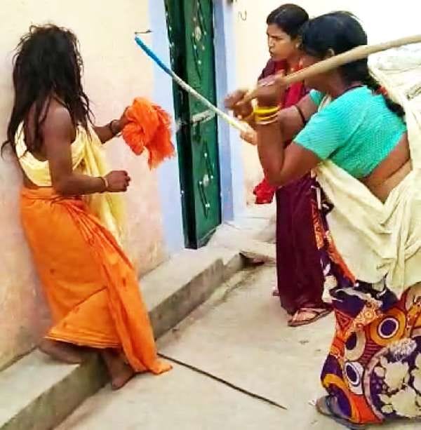 Dhongi Sadhu committed indecent acts, beaten by women in mahoba