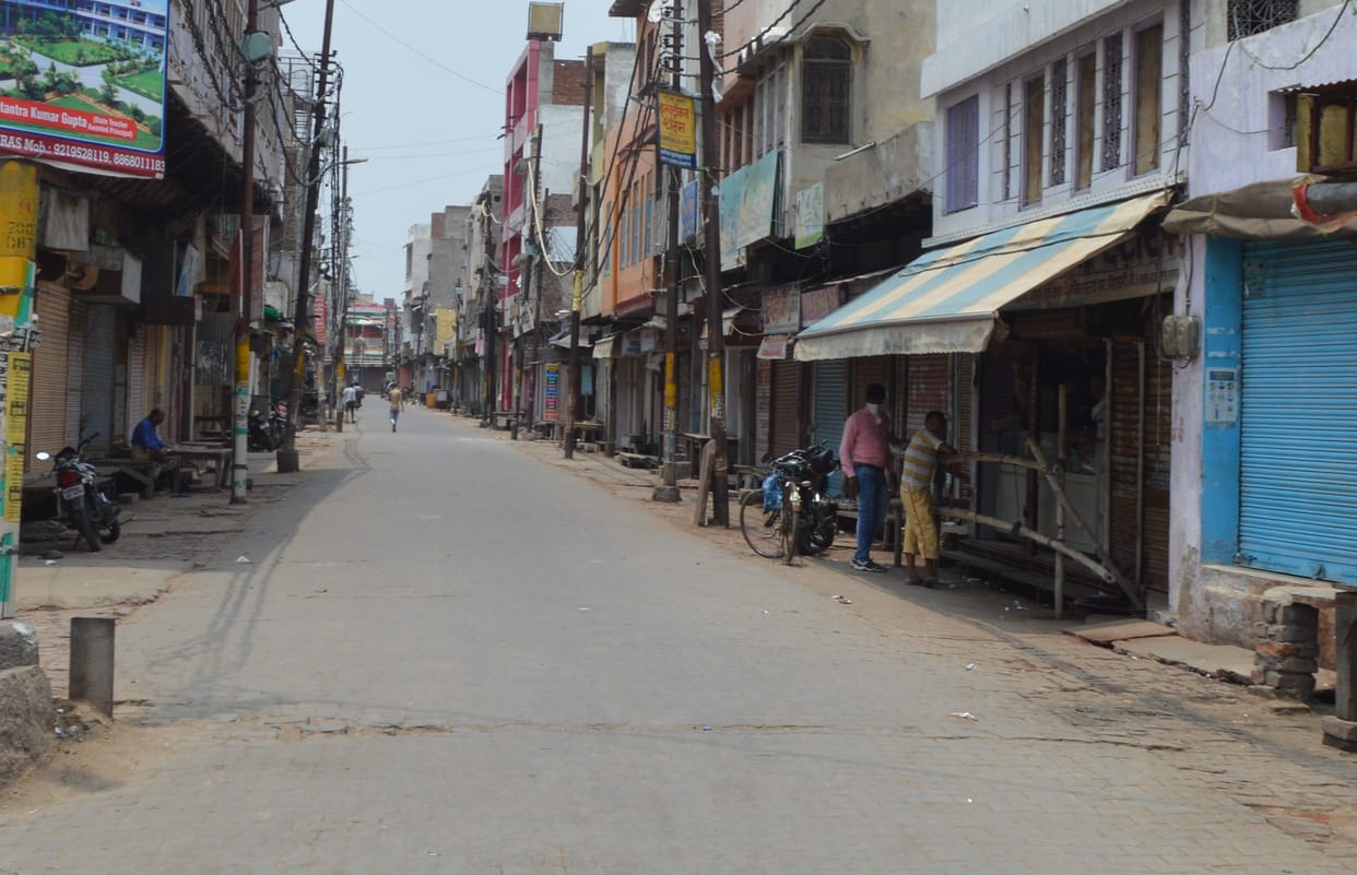 Hathras: Apart from milk, medicine and vegetables, people came out of their homes for necessary work