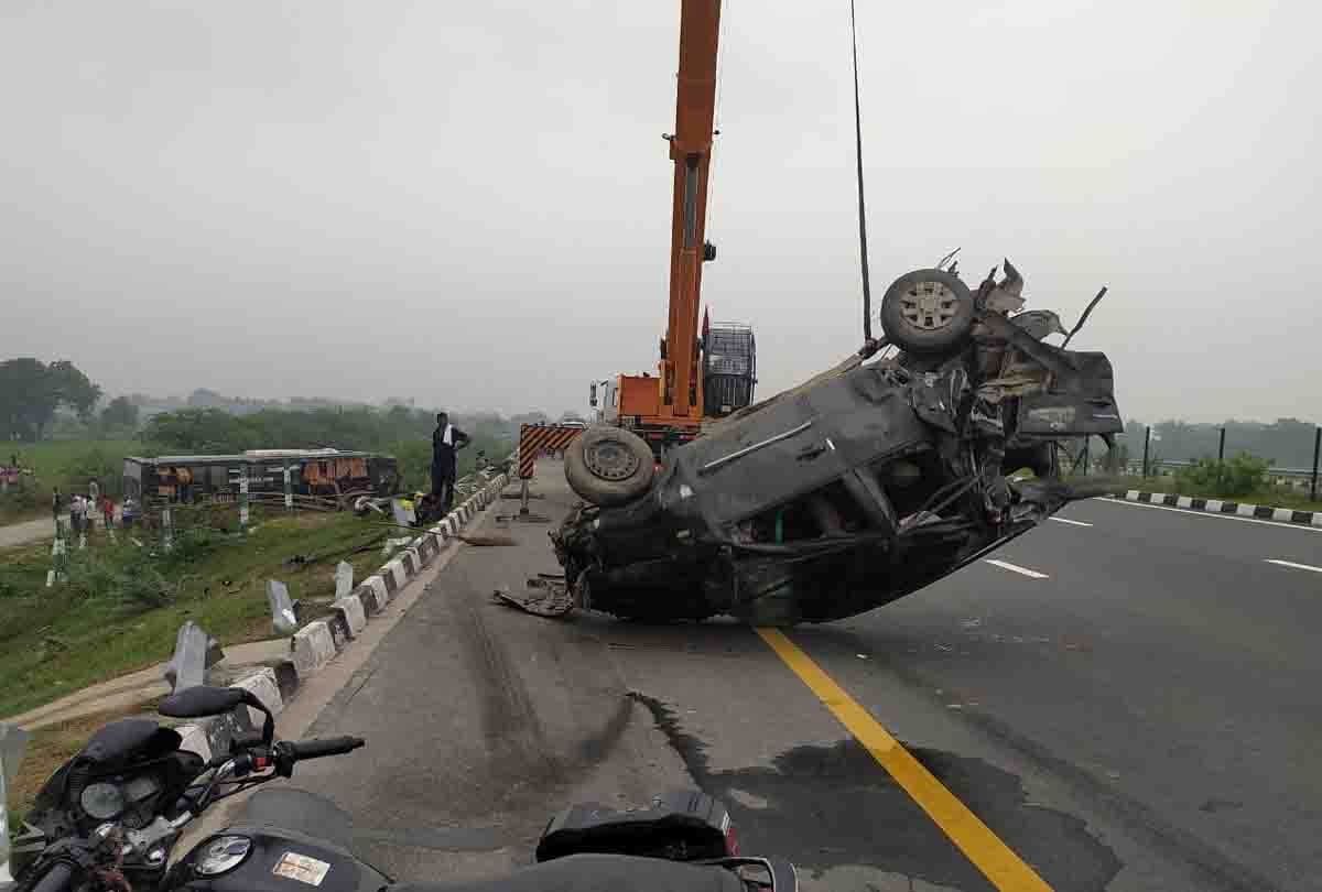 UP: Six died in a horrific road accident, passengers said they were in deep sleep