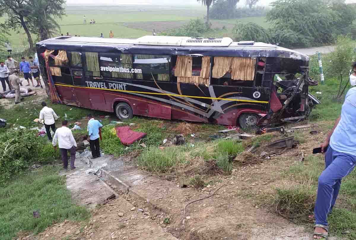 UP: Six died in a horrific road accident, passengers said they were in deep sleep