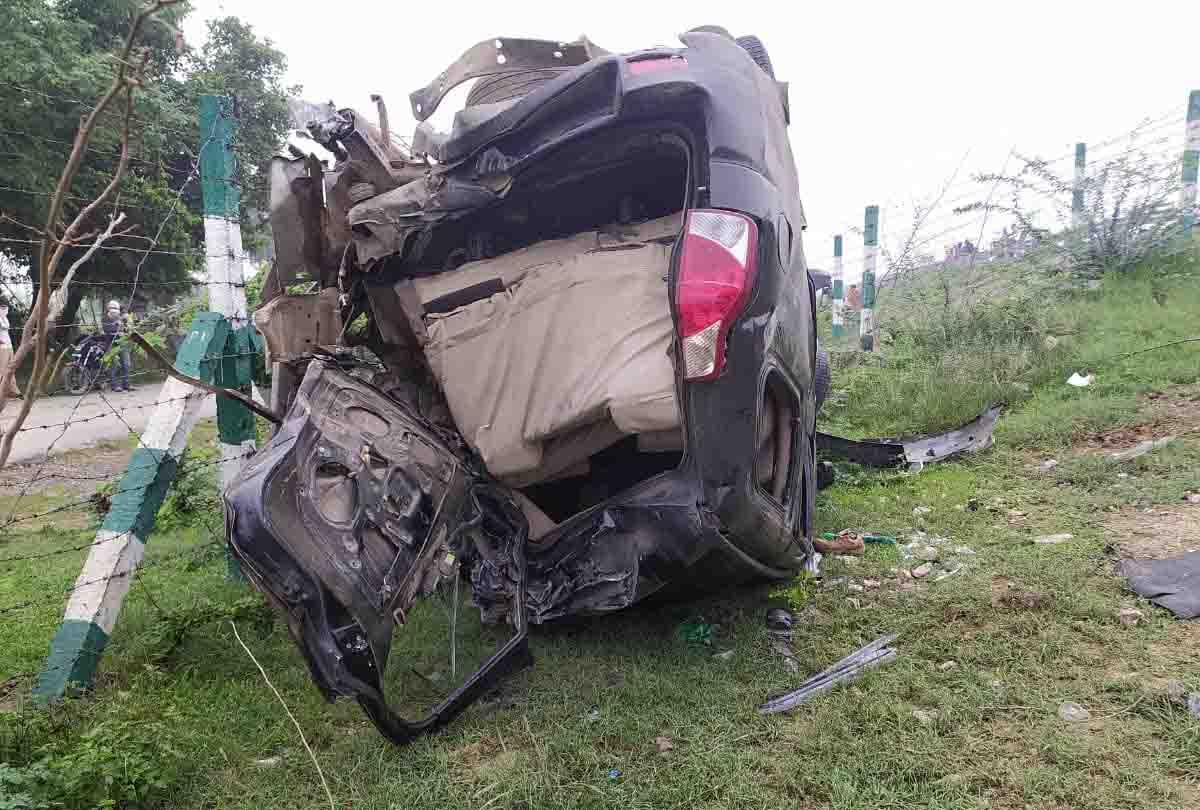 UP: Six died in a horrific road accident, passengers said they were in deep sleep