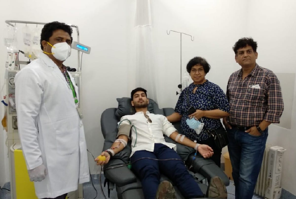 two doctors and nine other people donated plasma for corona patients in agra