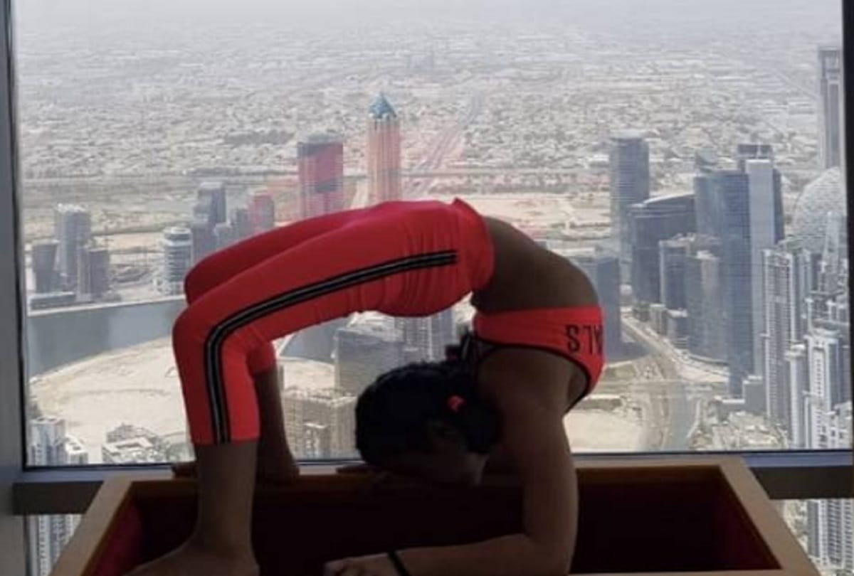 indian girl in dubai at age 11 do 100 yoga asanas in just few minutes and set record