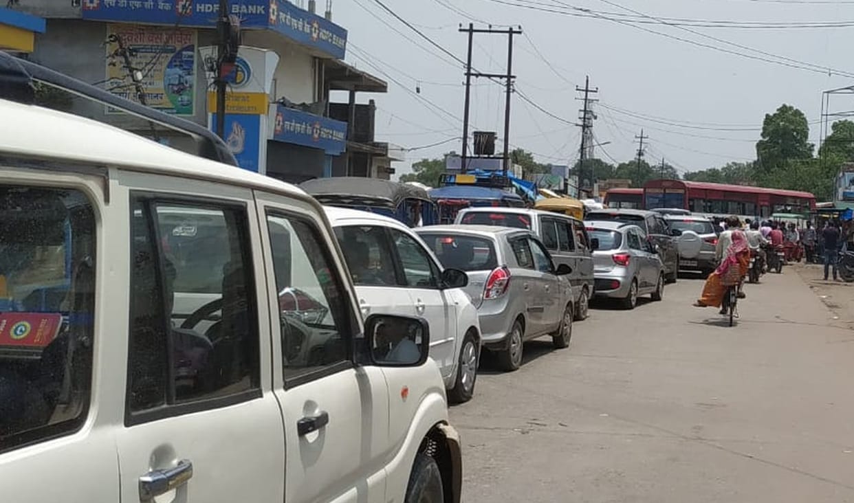 SP stuck in jam, vehicle crawling