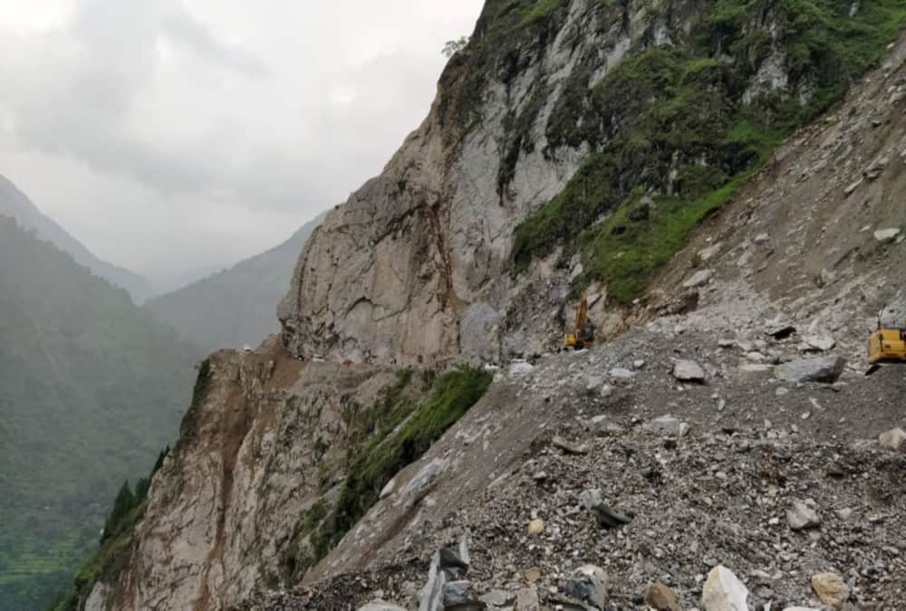 Badrinath highway seems like Danger Zone , Closed from Three Days, 400 pilgrims Stuck