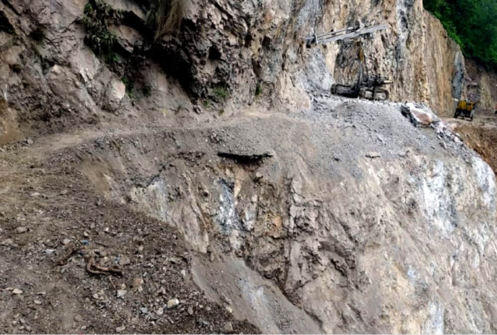 Badrinath highway seems like Danger Zone , Closed from Three Days, 400 pilgrims Stuck