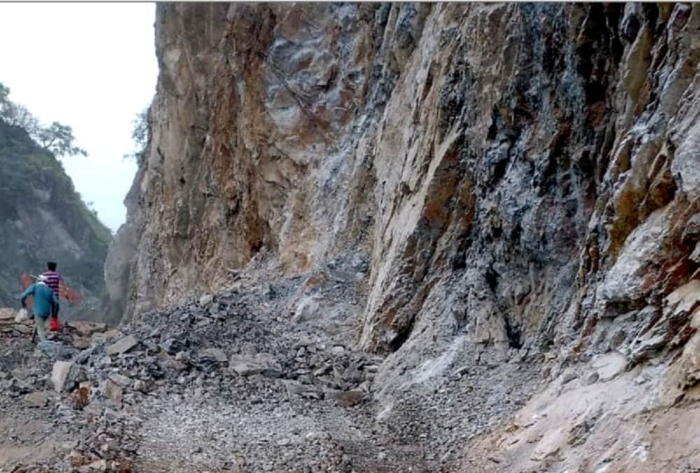 Badrinath highway seems like Danger Zone , Closed from Three Days, 400 pilgrims Stuck