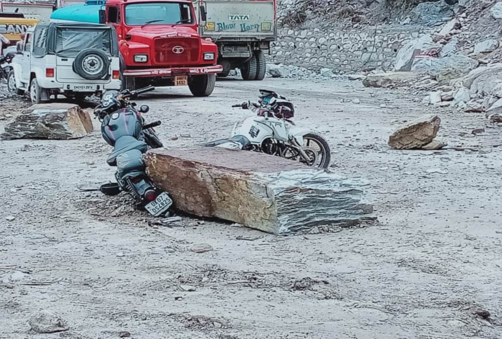 Badrinath highway seems like Danger Zone , Closed from Three Days, 400 pilgrims Stuck