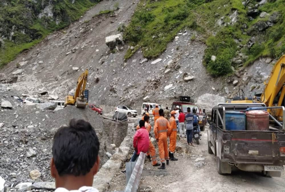 Badrinath highway seems like Danger Zone , Closed from Three Days, 400 pilgrims Stuck