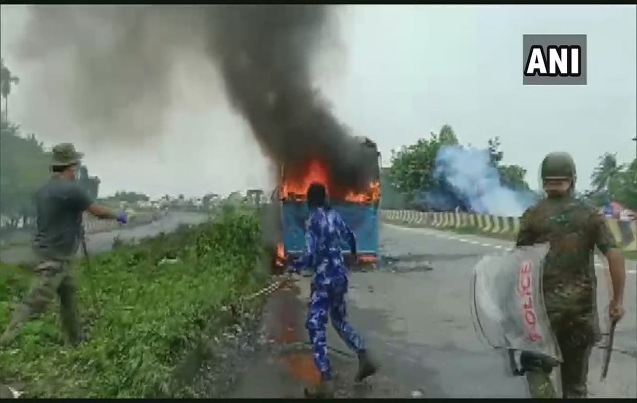 A Vehicles set on fire after alleged gang rape and murder of a girl student in Bengal