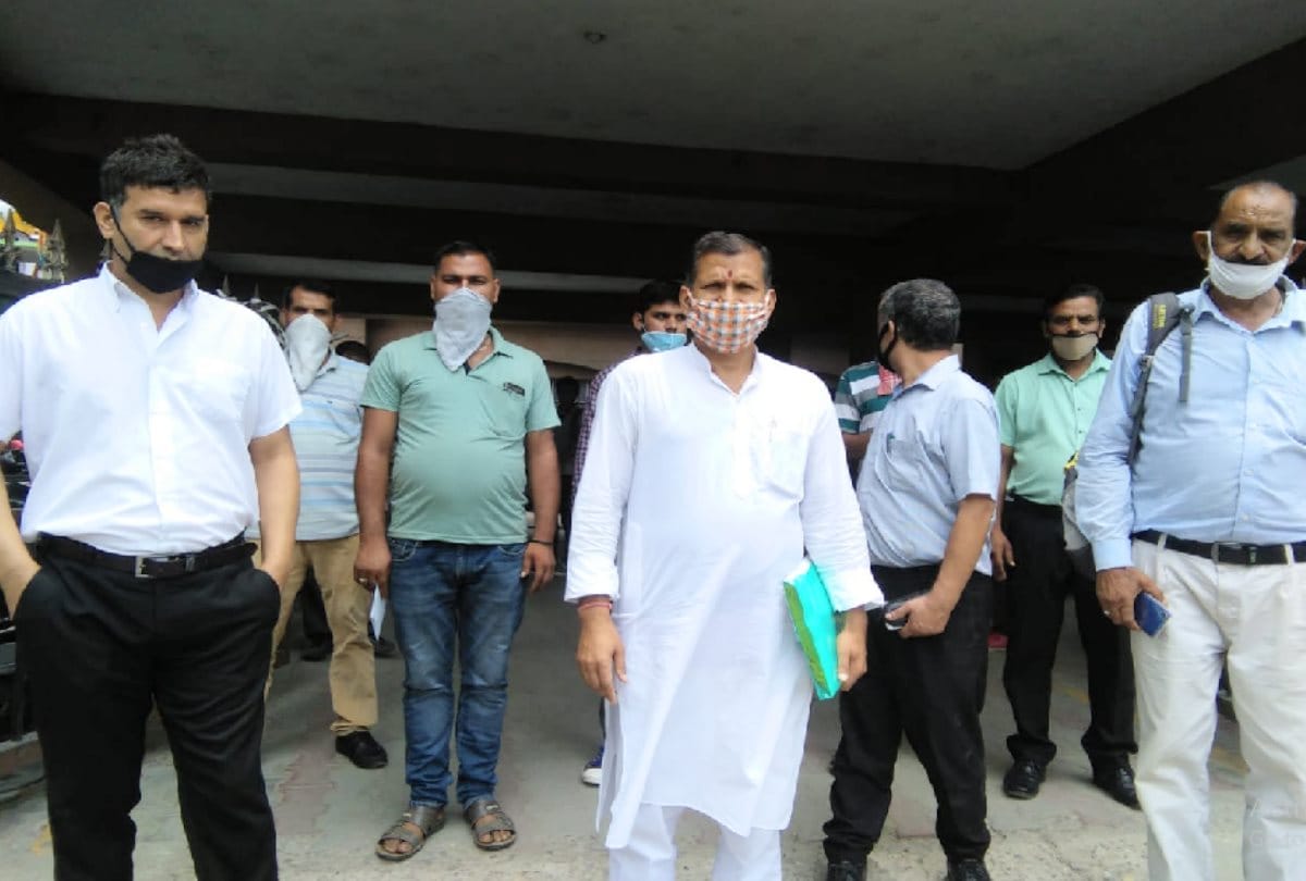 Congress leaders reach DSP office arrest with supporters in Sarkaghat