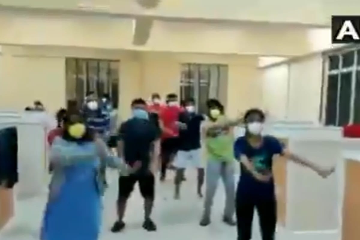 Karnataka Asymptomatic covid 19 positive patients organise flash mob at care centre in Bellary