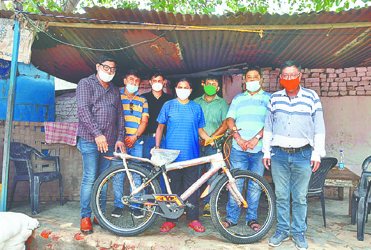 People came to help District Badminton champion Radha Thakur in Agra