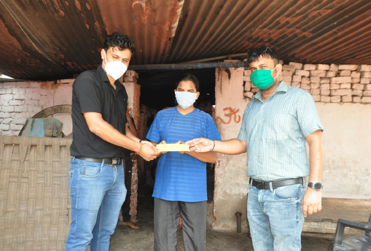 People came to help District Badminton champion Radha Thakur in Agra