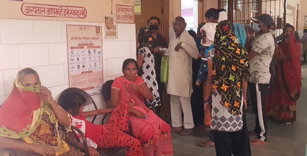 Farrukhabad: Social distancing is not being followed in CHC